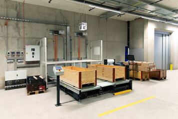 Stöcklin Ein-Auslagerung von Langgut-Paletten